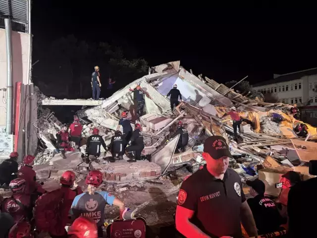 Balıkesir'de 6.1 büyüklüğünde deprem! Enkaz altında kalan 1 kişi hayatını kaybetti
