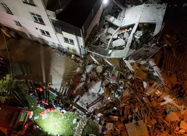 Balıkesir'de 6.1 büyüklüğünde deprem! Enkaz altında kalan 1 kişi hayatını kaybetti