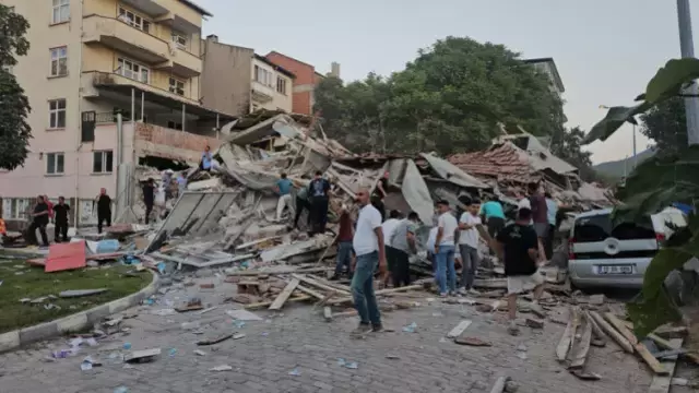 Balıkesir'de 6.1 büyüklüğünde deprem! İstanbul dahil birçok ilde hissedildi