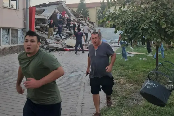 Balıkesir'de şiddetli bir artçı deprem daha! Kandilli'den açıklama var 3 balikesir de siddetli bir artci deprem daha 18936132 4567 amp