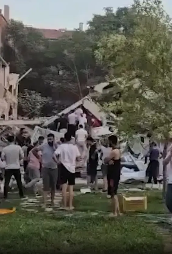 Balıkesir'deki deprem nedeniyle bazı binalar yıkıldı! İşte ilk görüntüler