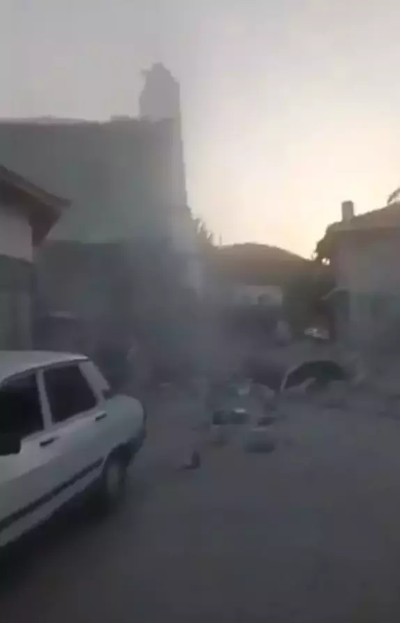 Balıkesir'deki deprem nedeniyle bazı binalar yıkıldı! İşte ilk görüntüler