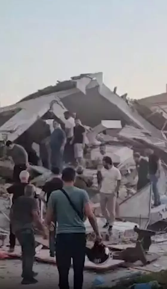 Balıkesir'deki deprem nedeniyle bazı binalar yıkıldı! İşte ilk görüntüler