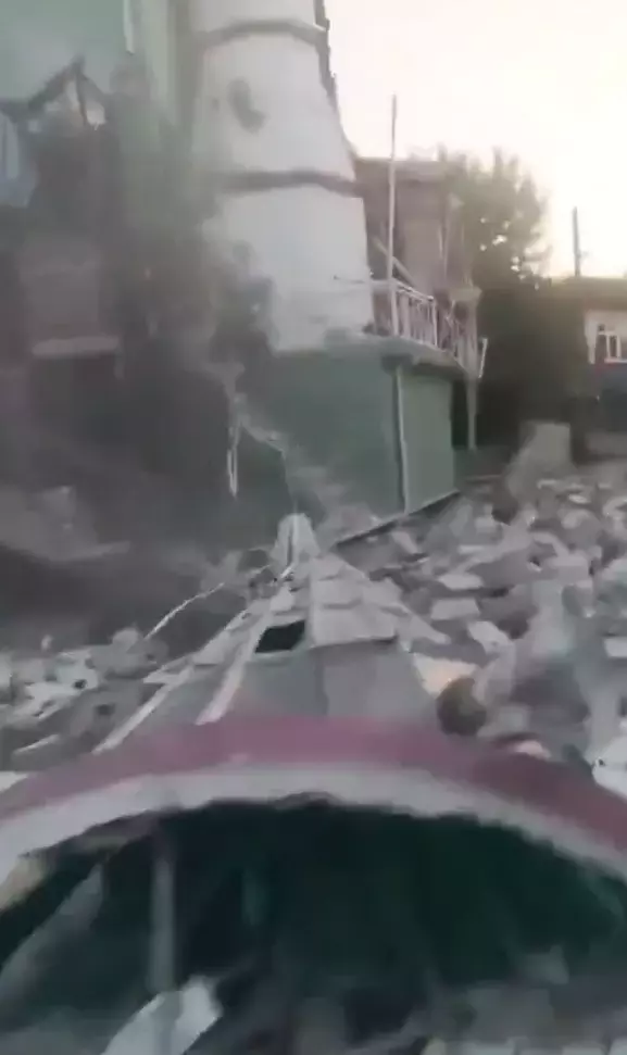 Balıkesir'deki deprem nedeniyle bazı binalar yıkıldı! İşte ilk görüntüler