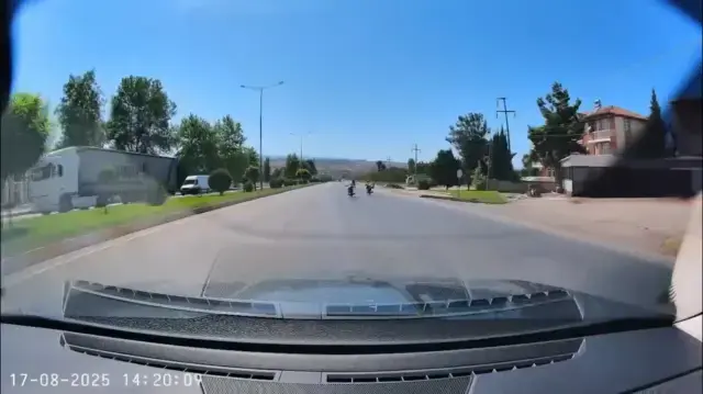 Canlarını hiçe saydılar, motosikletlerin üzerine yatarak yarıştılar