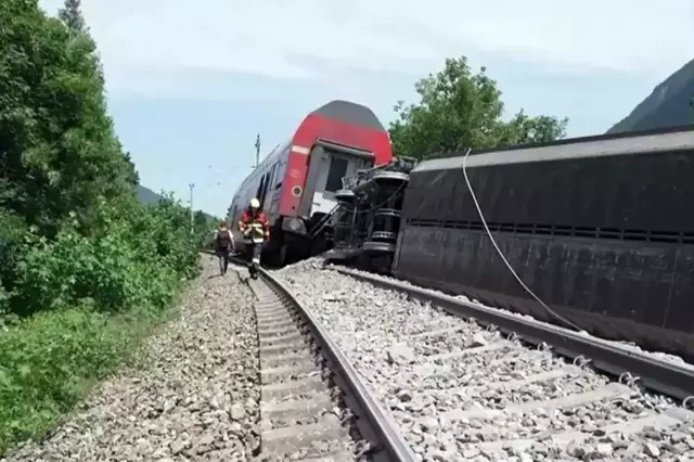 Danimarka'da yolcu treni raydan çıktı: Çok sayıda yaralı var