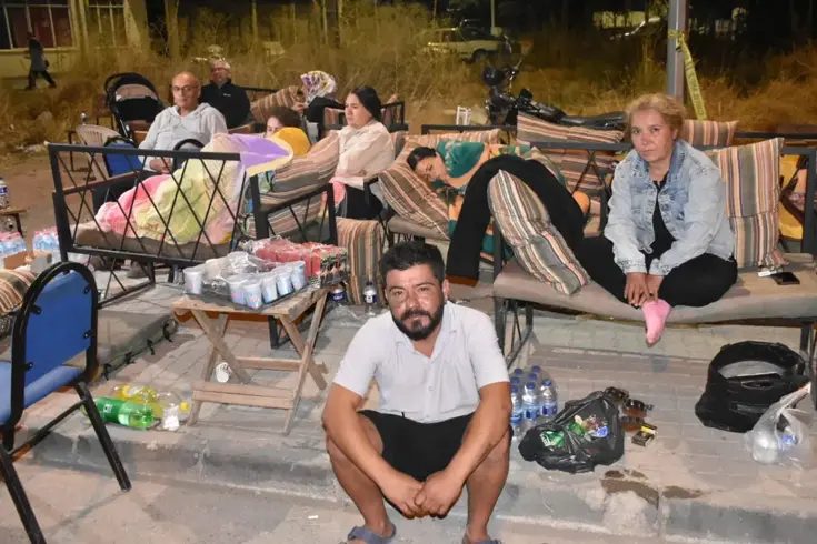 Deprem 10 ilde hissedildi, vatandaşlar geceyi sokakta geçirdi 3 deprem 10 ilde hissedildi vatandaslar geceyi 18934623 7514 amp