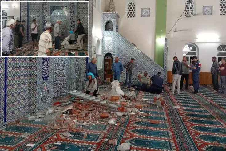 depremde hasar goren camiyi incelerken hayatini 18935981 5494 amp