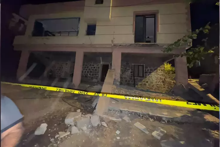 diyarbakir da bir evde balkon coktu 5 yarali 18956559 7675 amp