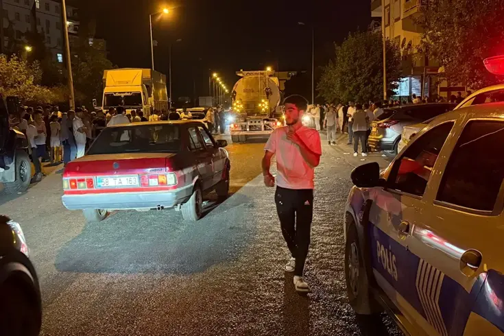 diyarbakir da kahvehanede silahli kavga 12 yarali 18912202 9226 amp