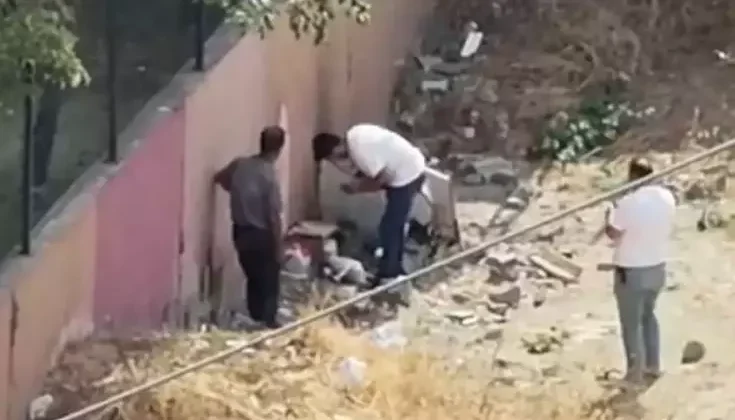 Okul önünde uyuşturucu kullanırken önce kameralara, sonra polise yakalandılar