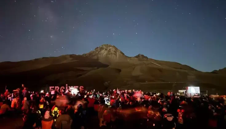 Gökyüzü tutkunları, meteor yağmurunu Kayseri’nin zirvesinde izledi