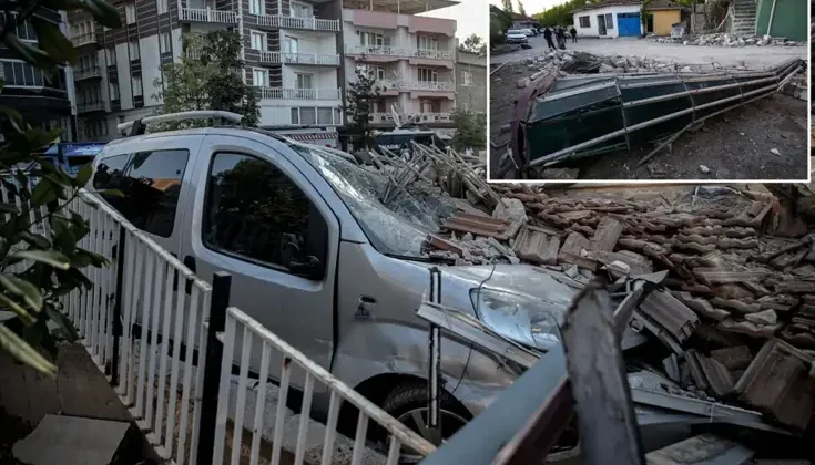 Görüntüler vahim! Depremde 250 yıllık caminin minaresi de yıkıldı
