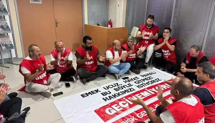 Karşıyaka Belediyesi işçileri, maaş alamadıkları gerekçesiyle eylem yaptı