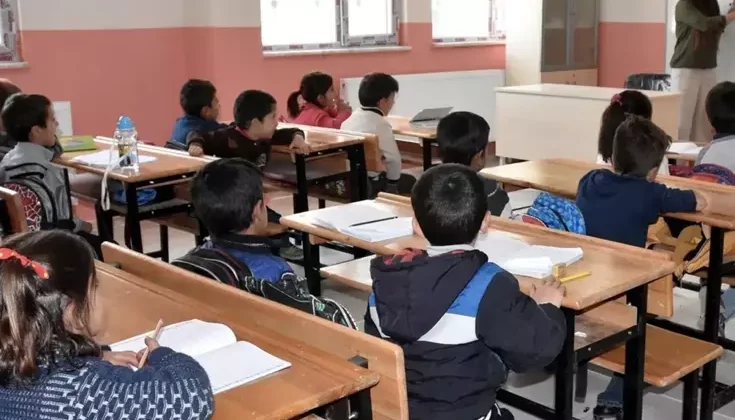 Okullarda serbest kıyafet uygulaması sona eriyor