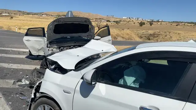 Otomobiller çarpıştı: 10 yaralı