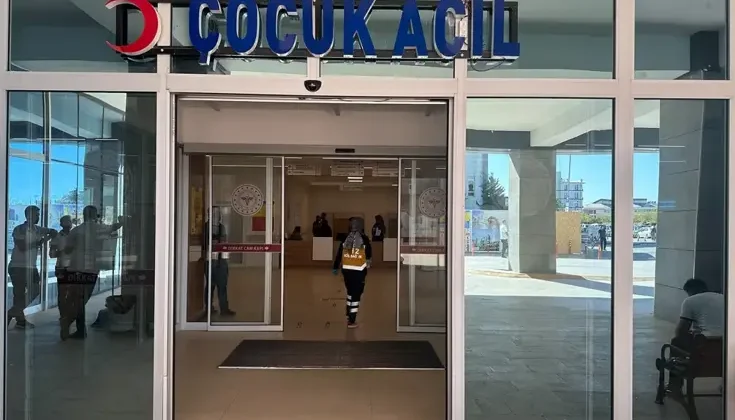 Oyun sırasında arabanın bagajında mahsur kalan çocuk ağır yaralandı