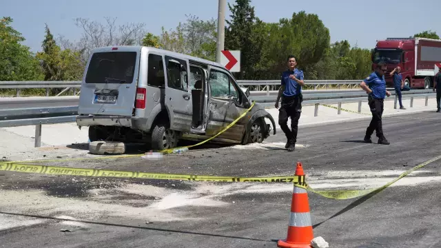 Panelvan ile hafif ticari araç çarpıştı: 3 ölü, 3 yaralı