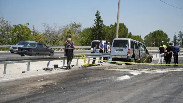 Panelvan ile hafif ticari araç çarpıştı: 3 ölü, 3 yaralı