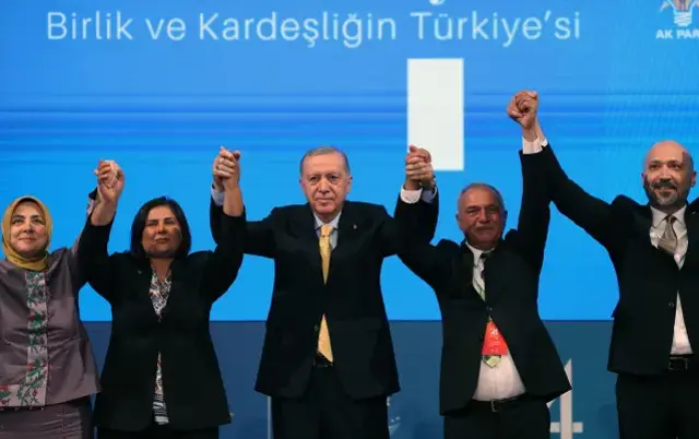 Rozetleri Cumhurbaşkanı Erdoğan taktı! İşte AK Parti'ye katılan 9 belediye başkanı