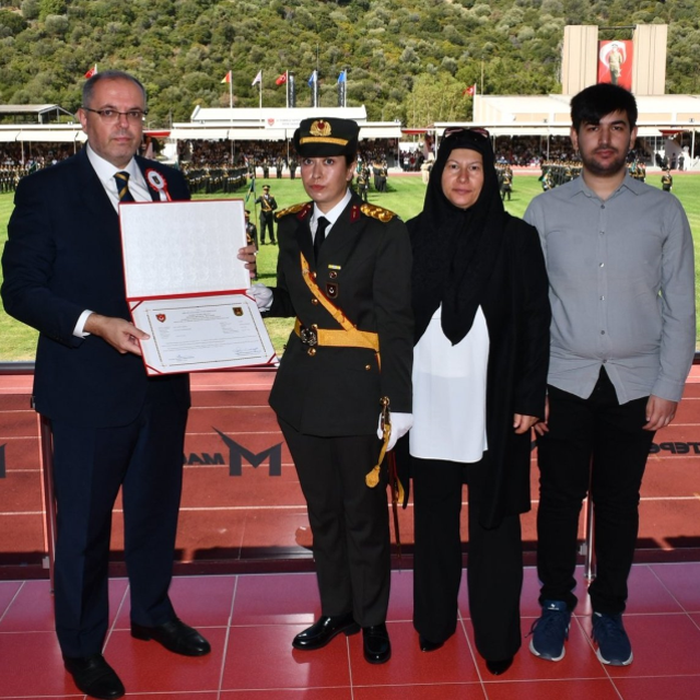 Şehit Ömer Halisdemir'in kızı Elif Nur Halisdemir teğmen oldu
