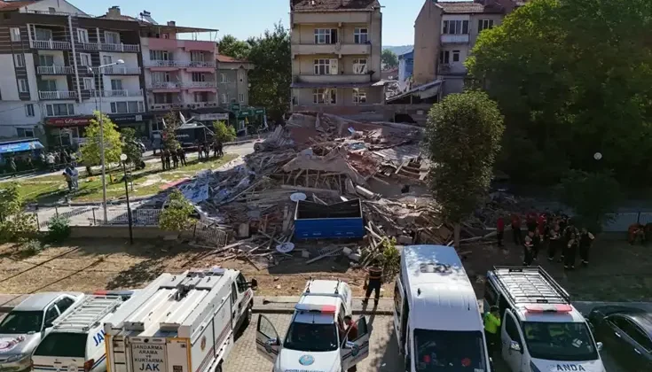 Sındırgıda’daki depremde yıkılan binayla ilgili jet soruşturma! 2 kişi gözaltında