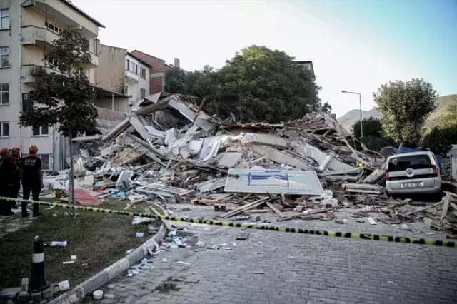 Sındırgıda'daki depremde yıkılan binayla ilgili jet soruşturma! 2 kişi gözaltında