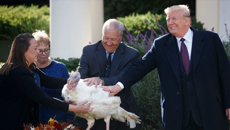trump baskanliginin son gunlerini halkla birlikte geciriyor