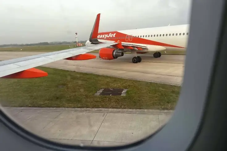 Yolcu uçakları, havalimanında kanat uçlarından çarpıştı 3 yolcu ucaklari havalimaninda kanat uclarindan 18950897 8638 amp