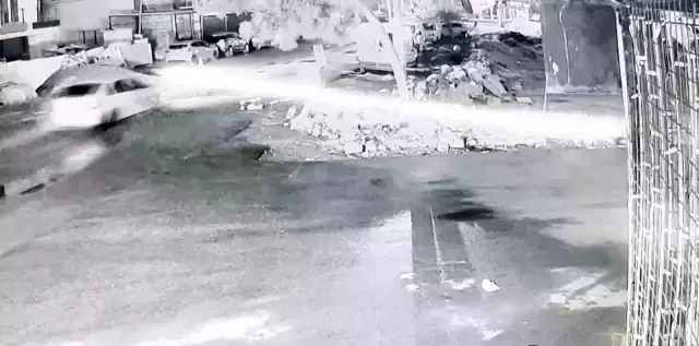 Aracını İl Emmiyet Müdürü'nün üzerine sürdü! Lastiklerine ateş edilerek durduruldu Aracını İl Emmiyet Müdürü'nün üzerine sürdü! Lastiklerine ateş edilerek durduruldu